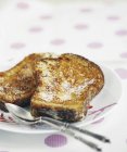 French Toast auf weißem Teller mit Löffeln — Stockfoto