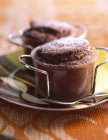 Vista close-up de souffle de chocolate amargo com açúcar de confeiteiro — Fotografia de Stock