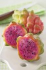 Fruits rouges pitahaya — Photo de stock