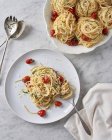 Макарони спагетті з розмитими вишневими помідорами — стокове фото