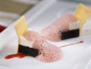Nahaufnahme von Kefir mit Zucker und Erdbeerschaum-Mousse auf Teller — Stockfoto