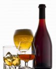 Différentes boissons alcoolisées dans des verres — Photo de stock