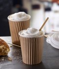 Cappuccinos para ir com um croissant — Fotografia de Stock