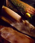 Копчений лосось з травами — стокове фото