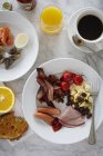 Blick von oben auf das Frühstück mit Omelette, Fleisch und Gemüse — Stockfoto