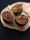 Mousse de chocolate con sabor a limón - foto de stock