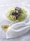 Salade de germes sur assiette — Photo de stock