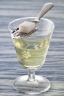 Крупный план стакана Абсента с ложкой и сахарной косточкой — стоковое фото