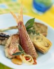 Fried red mullet with artichokes — Stock Photo