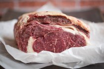 Frisches rohes Rindfleisch auf Papier — Stockfoto
