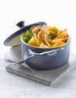 Closeup view of casserole dish of shrimps with mango and ginger — Stock Photo