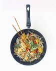 Verduras y carne en wok - foto de stock