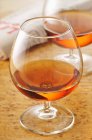 Glas Cognac auf dem Tisch — Stockfoto