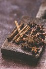 Vue rapprochée de bâtons d'anis étoilé et de cannelle sur une planche en bois — Photo de stock