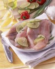 Filetti di pesce fresco sul piatto — Foto stock