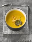 Сладкий картофельный и апельсиновый чечевичный суп — стоковое фото