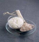 Білий рис і довгий зерновий рис — стокове фото