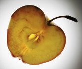 Половина свежего яблока — стоковое фото