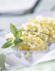 Ensalada de patata y parmesano - foto de stock