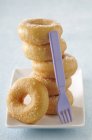 Donuts de azúcar apilados en bandeja - foto de stock