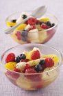 Deux bols de salade de fruits — Photo de stock