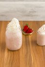 Milkshake fraise en verre — Photo de stock
