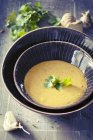 Веганський сочевичний суп у складених мисках — стокове фото
