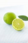 Limes juteuses fraîches avec feuille — Photo de stock