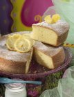 Йогуртовый торт, украшенный ломтиками лимона — стоковое фото