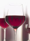 Красное вино в бокалах — стоковое фото