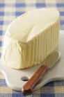 Laje de manteiga na mesa — Fotografia de Stock