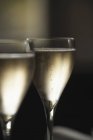Элегантные бокалы холодного шампанского — стоковое фото