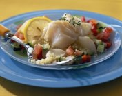 Couscous de pescado servido con verduras - foto de stock
