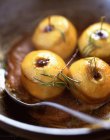 Manzanas al horno de romero - foto de stock
