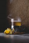Tasse Tee mit Zitronenscheiben — Stockfoto