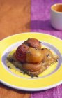 Primo piano vista della crostata di albicocche provenzali con lavanda sul piatto — Foto stock