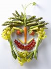 Frutas y hortalizas en forma de cara - foto de stock