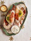 Vista superior de metades de lagosta com maionese, fatias de limão e vela acesa — Fotografia de Stock