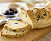 Оливковый хлеб нарезанный — стоковое фото