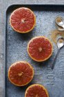 Грейпфруты с коричневым сахаром — стоковое фото