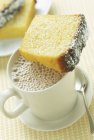 Yoghurt cake with mug of hot chocolate — Stock Photo