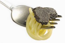 Spaghetti pasta and sliced truffle — Stock Photo