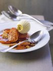 Confit di patate dolci con sciroppo d'acero su piatto bianco con cucchiaio — Foto stock