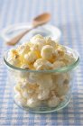 Popcorn in piatto di vetro — Foto stock