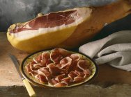 Parmaschinken in Scheiben geschnitten auf Teller — Stockfoto