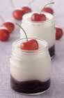 Здоровый вишневый йогурт — стоковое фото