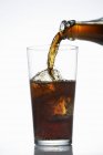 Ein Glas Cola einschenken — Stockfoto