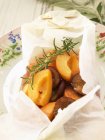 Вид крупным планом на персики и сливы со вкусом розмарина, приготовленные на восковой бумаге — стоковое фото