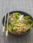 Noodles with Beef and sugar peas — Stock Photo