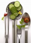 Primer plano vista superior de la composición con utensilios de cocina y verduras - foto de stock